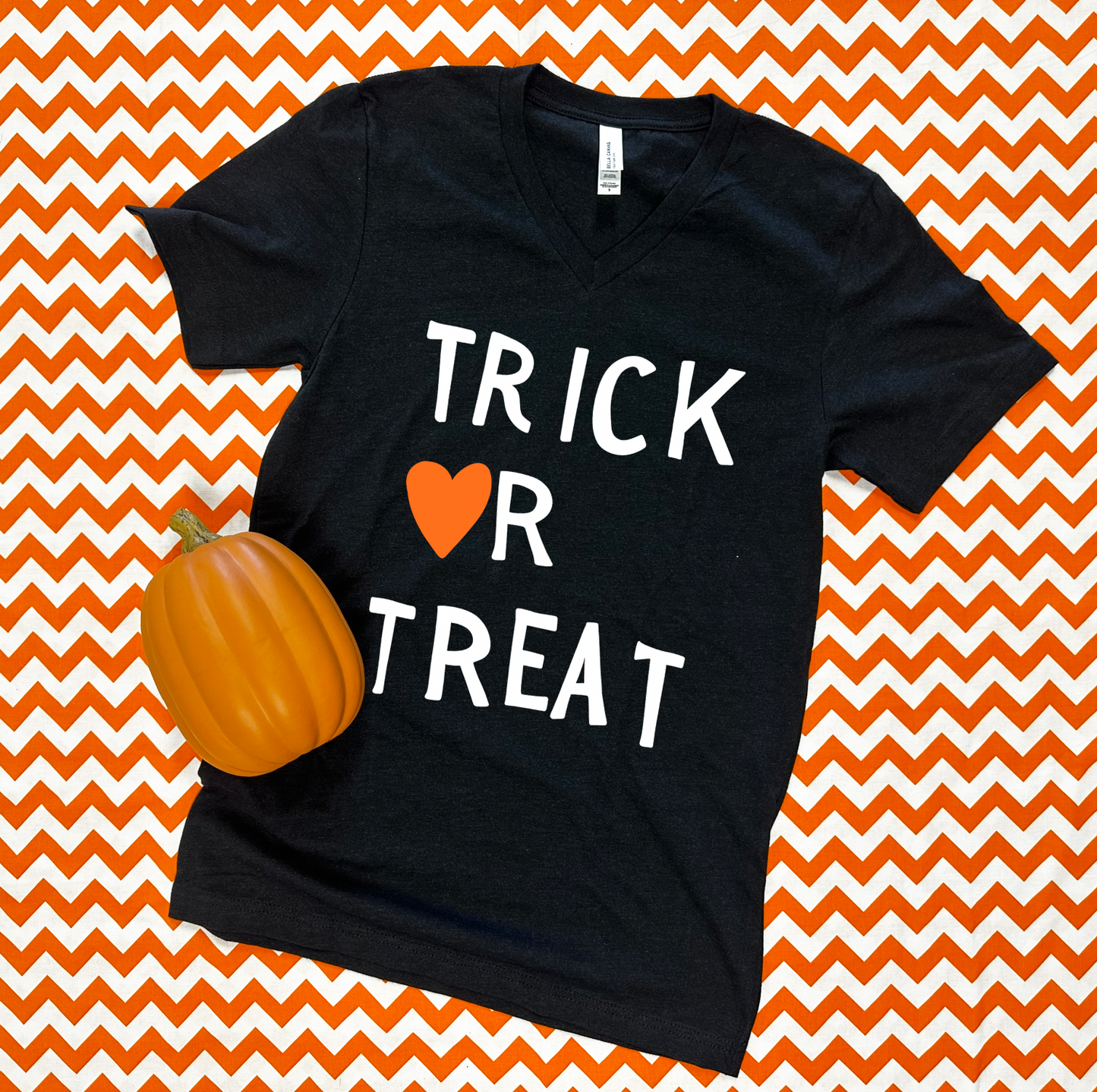 HALLOWEEN 2025: Trick or Treat Heart (VNECK)