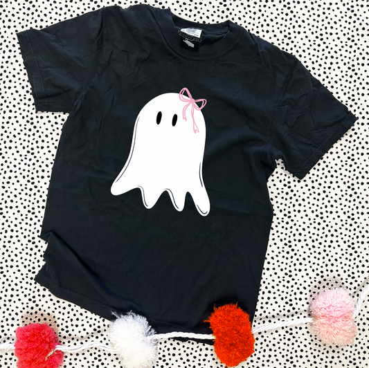 HALLOWEEN 2025: Cute Ghost With Bow (COMFORT COLORS SHORTSLEEVE)