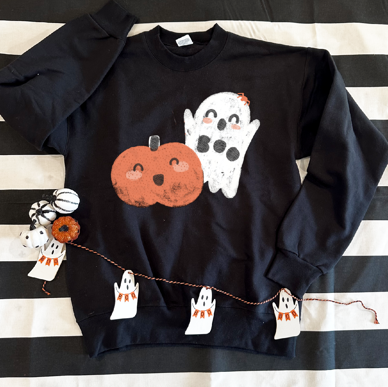 HALLOWEEN 2023: Cutesy Pumpkin & Ghost - SWEATSHIRT